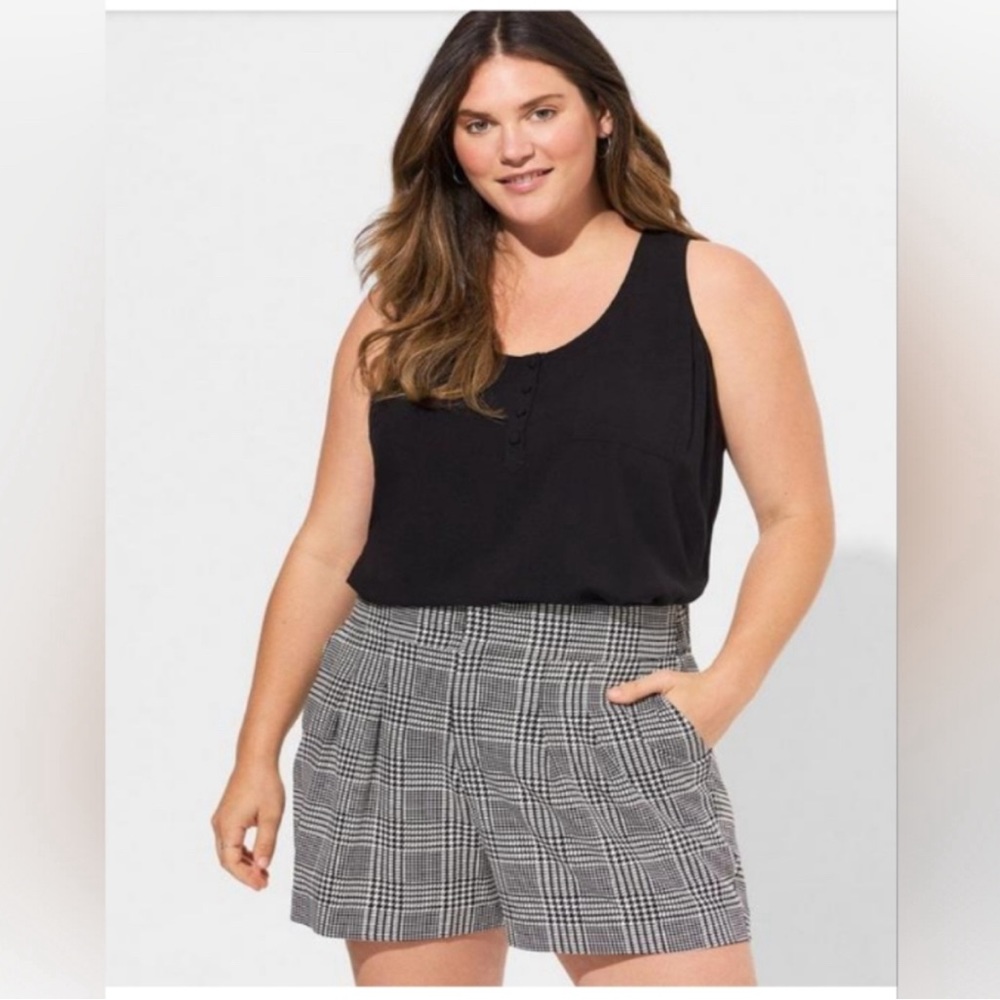 Torrid Wide Leg Studio Crepe Short houndstooth black white size 22